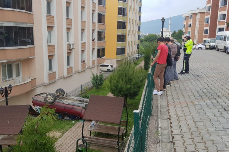 Geri vitese takmak isterken site bah&ccedil;esine devrildiler