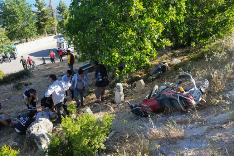 Motosiklet y&uuml;r&uuml;y&uuml;ş yapan kadınlara &ccedil;arptı