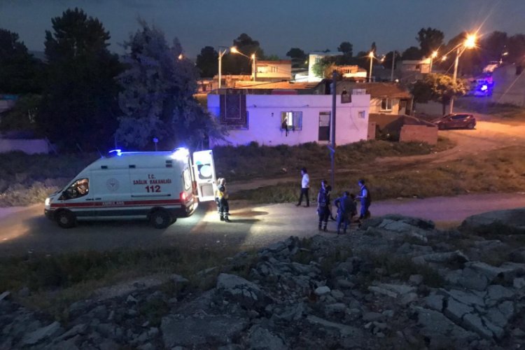 Bursa'da polisi şehit eden zanlının evini b&ouml;yle taşladılar