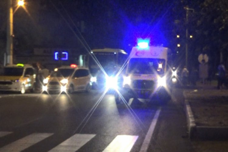 İki otomobilin &ccedil;arpıştığı trafik kazasında 2'si ağır 5 &ccedil;ocuk yaralandı