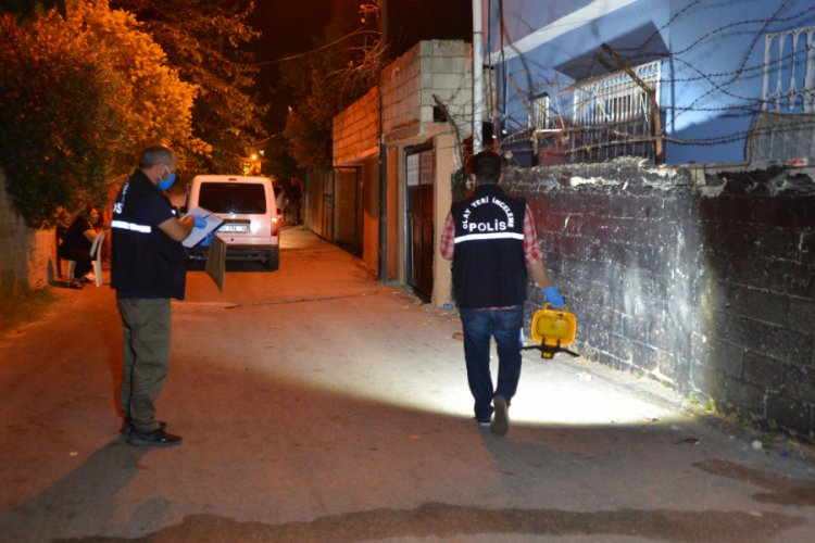 Kavgada boğazından bı&ccedil;aklanan gen&ccedil; yaralandı
