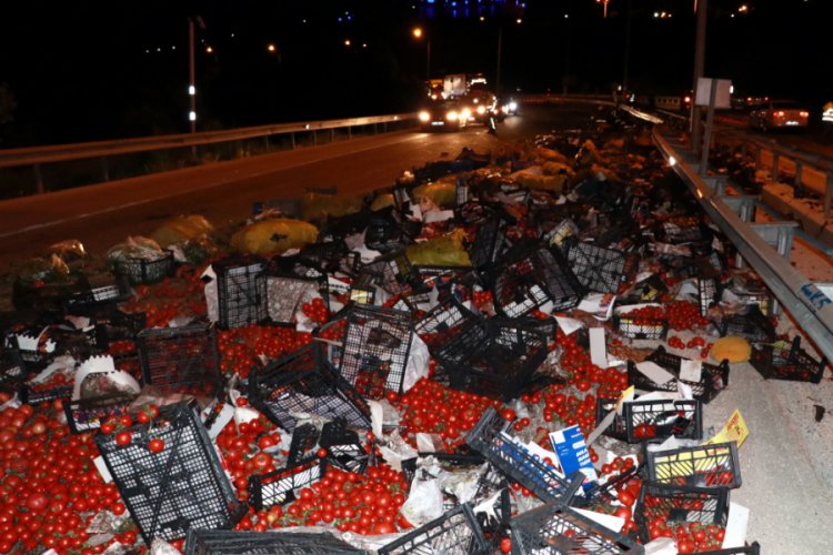 Sebze y&uuml;kl&uuml; kamyon devrildi: 1'i ağır, 3 yaralı