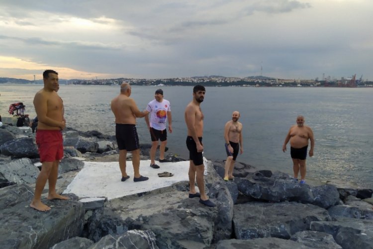 Kısıtlama kalkınca sahile akın edip denize girdiler