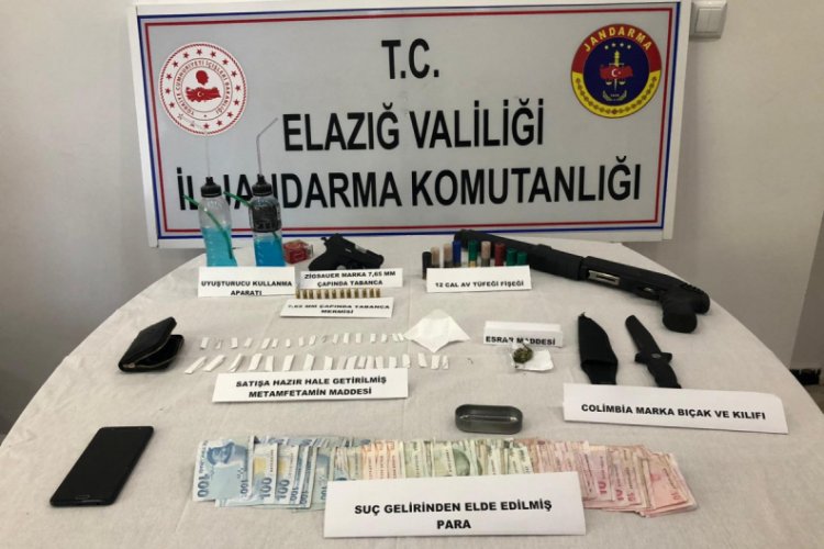 Uyuşturucu taciri, silahlarla yakalandı