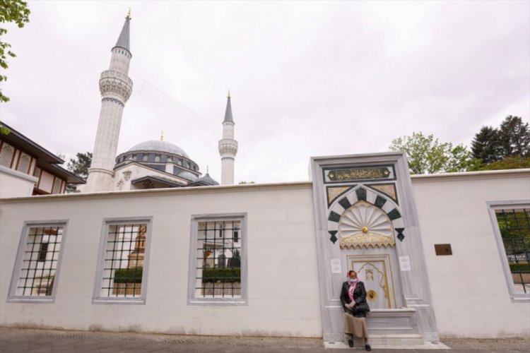 Hollanda'da bazı camiler yeniden ibadete a&ccedil;ıldı