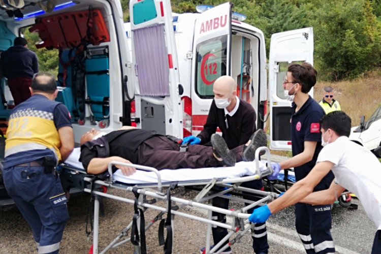 Minib&uuml;s şarampole devrildi: 9 kişilik aile yaralandı
