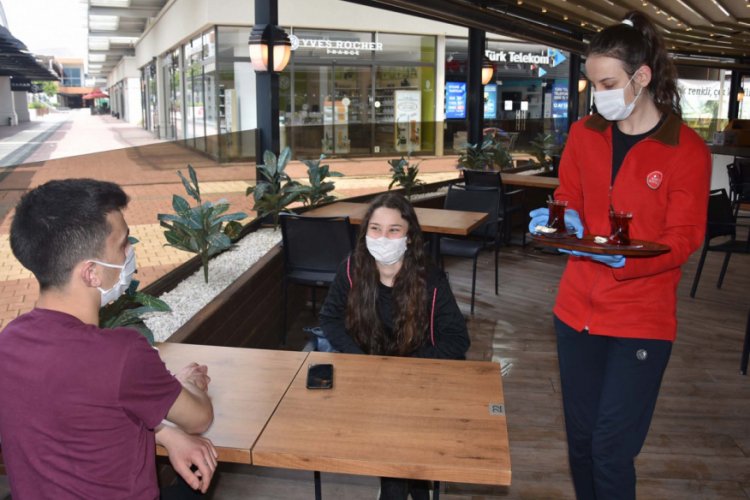 Bursa'da kafeler sıkı tedbirlerle hizmete a&ccedil;ıldı! "&Ccedil;ok sıkılmıştık"