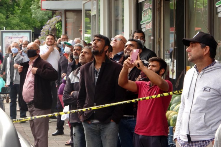 Sosyal mesafe kuralına uymayıp, intihar girişimini izlediler