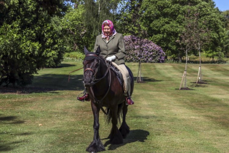 Krali&ccedil;e Elizabeth 72 g&uuml;n sonra ilk kez g&ouml;r&uuml;nt&uuml;lendi