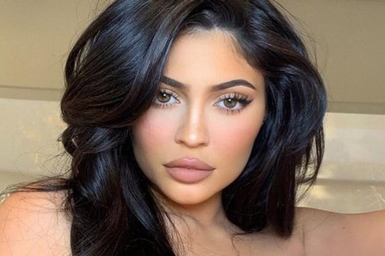 Kylie Jenner, dolandırıcılıkla su&ccedil;lanınca, annesini işten kovdu