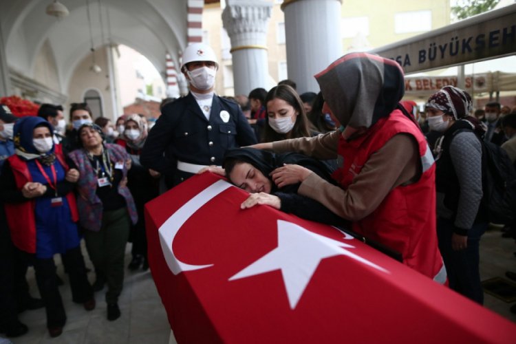 Bursa'da kavgayı ayırırken şehit olan polis memuru son yolculuğuna uğurlandı