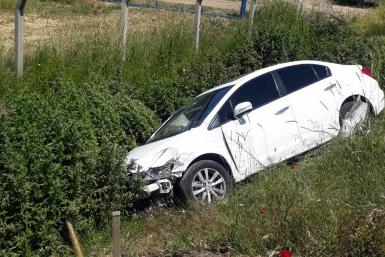 Otomobil ile kamyonet &ccedil;arpıştı: 2 yaralı