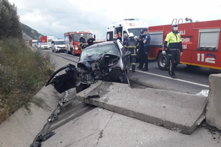 Otomobil bariyerlere &ccedil;arptı: 3 yaralı