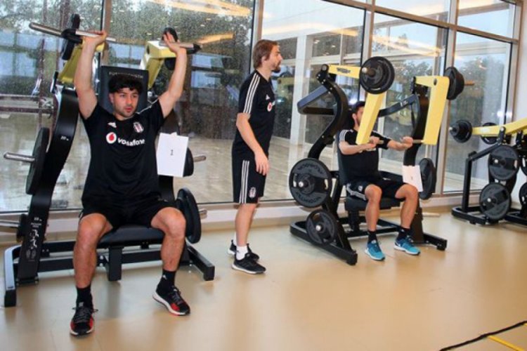 Beşiktaş'ta g&uuml;n&uuml;n ilk antrenmanı salonda yapıldı