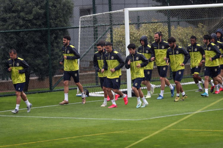 Fenerbah&ccedil;e'nin Riva'daki kampı s&uuml;r&uuml;yor