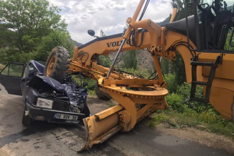 İş makinesinin ezdiği otomobilin s&uuml;r&uuml;c&uuml; &ouml;ld&uuml;