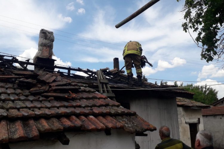 Bursa'da &ccedil;ıkan yangında bir ev tamamen k&uuml;l oldu