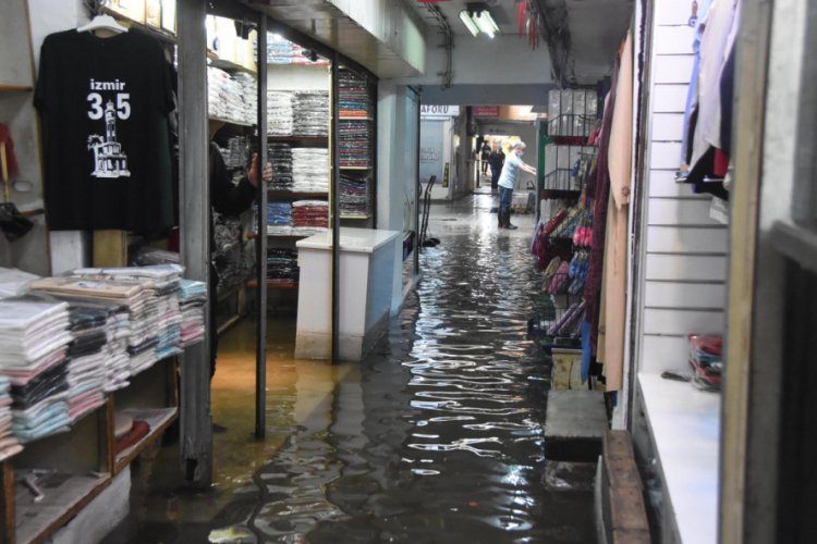 İzmir'de sağanak hayatı olumsuz etkiledi