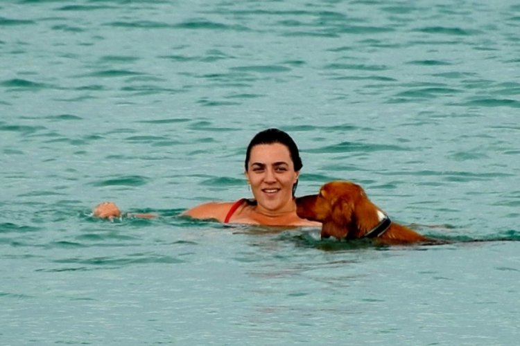&Ccedil;eşme'de yağmur &ouml;ncesi deniz keyfi