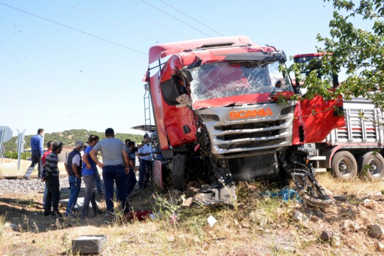 Trenin &ccedil;arptığı TIR'ın şof&ouml;r&uuml; &ouml;ld&uuml;