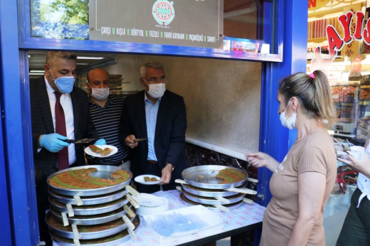 Malatyalı esnaf bug&uuml;n&uuml; bayram olarak g&ouml;rd&uuml;, bedava kadayıf dağıttı