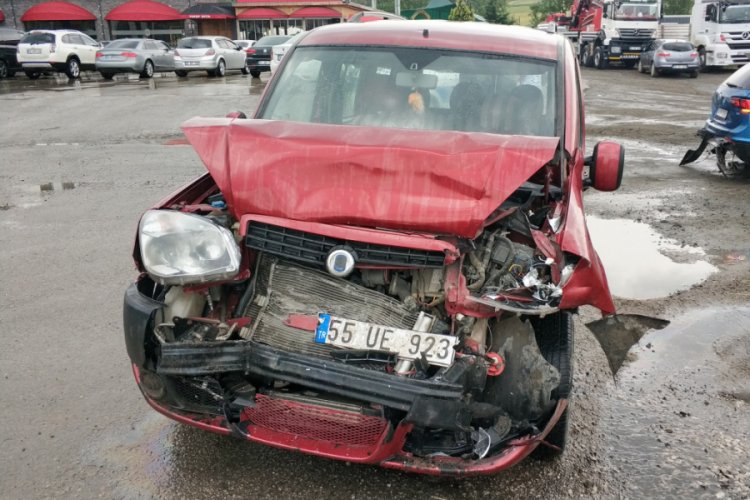 Kamyonet kırmızı ışıkta otomobile &ccedil;arptı
