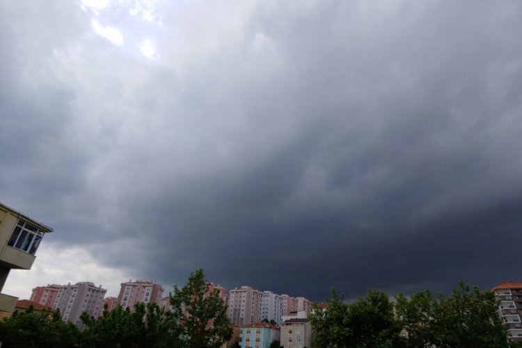 İstanbul'da bulutlar g&uuml;nd&uuml;z&uuml; geceye &ccedil;evirdi