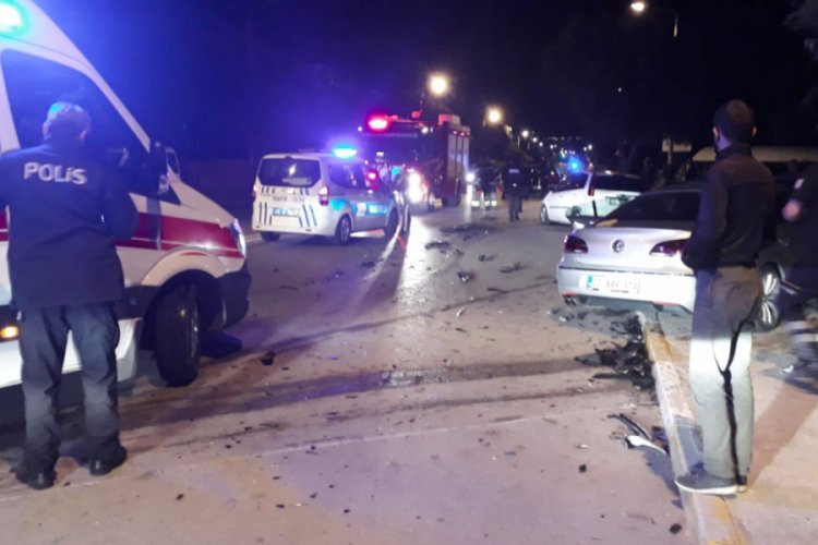 Denizli'de iki otomobil kavşakta &ccedil;arpıştı