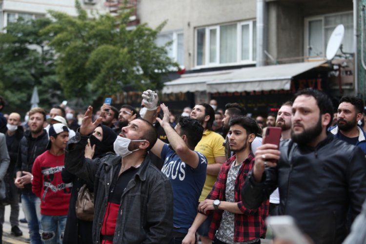 Bursa'da sosyal mesafeyi unutup, intiharı film izler gibi izlediler!