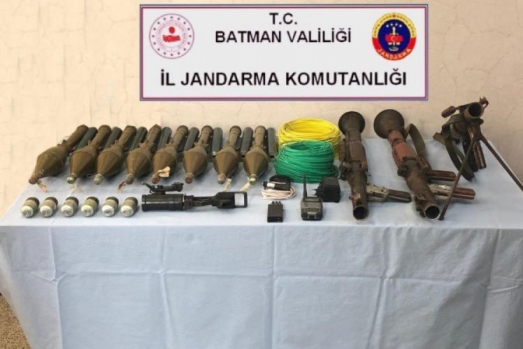 Batman'da ter&ouml;r &ouml;rg&uuml;t&uuml;ne ait m&uuml;himmat ve silah ele ge&ccedil;irildi
