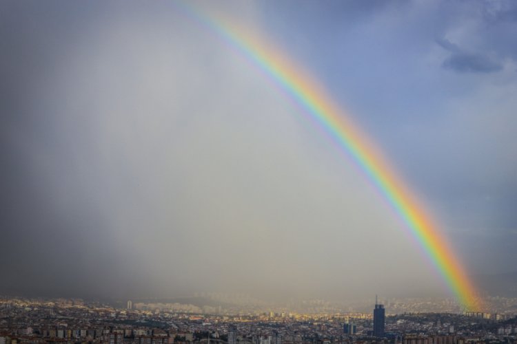 Ankara'da g&ouml;kkuşağı g&ouml;rsel bir ş&ouml;len oluşturdu