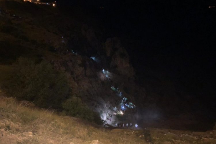 Zırhlı askeri ara&ccedil; u&ccedil;uruma yuvarlandı: 2 asker şehit oldu!