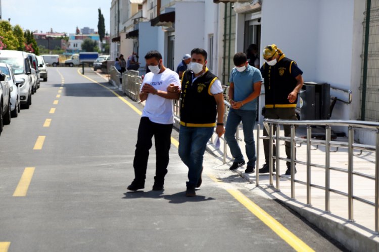 20 bin liralık altın &ccedil;aldılar, kadınlarla eğlenirken yakalandılar