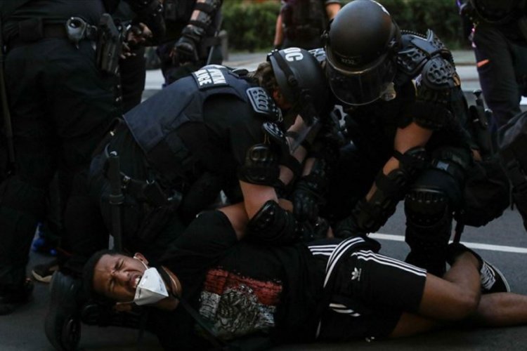 Washington'da ırk&ccedil;ılık ve Trump karşıtı y&uuml;zlerce protestocuya g&ouml;zaltı