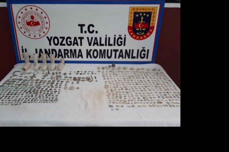 Bir otomobilde 665 par&ccedil;a tarihi eser ele ge&ccedil;irildi