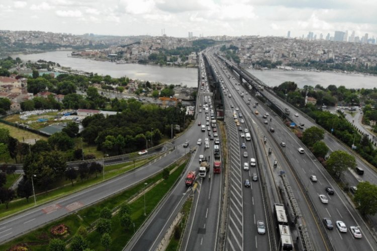 Hali&ccedil; K&ouml;pr&uuml;s&uuml;'nde hafriyat kamyonunda yangın &ccedil;ıktı