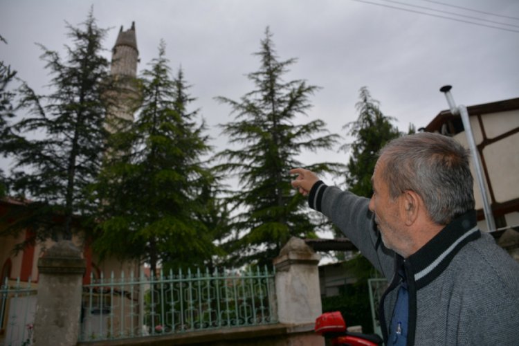 Yıldırım d&uuml;şen caminin minaresi yıkıldı