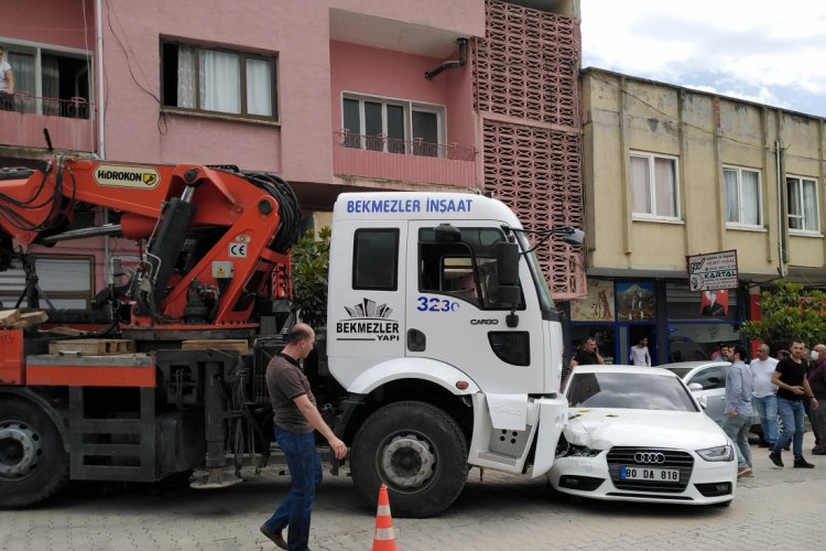 Freni boşalan iş makinesi 2 aracı ezdi