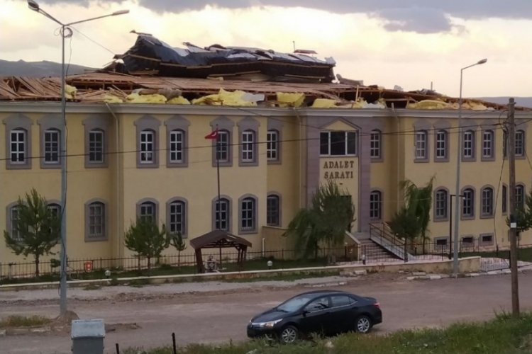 R&uuml;zgarda adalet sarayının &ccedil;atısını u&ccedil;urdu