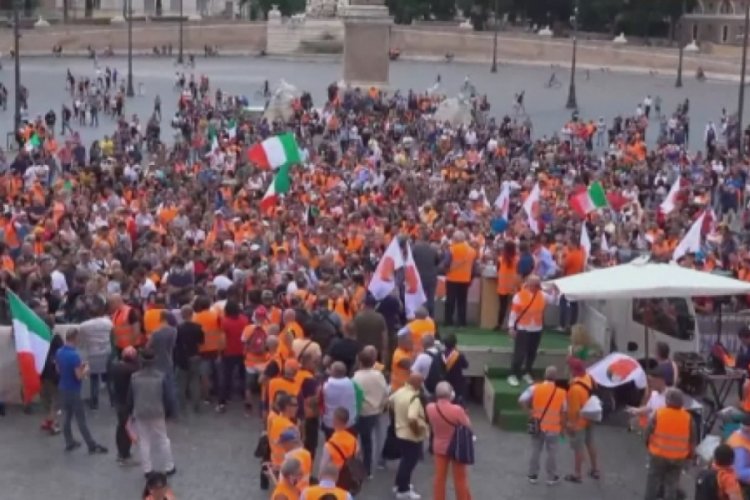 Turuncu yeleklilerden h&uuml;k&uuml;met karşıtı protesto