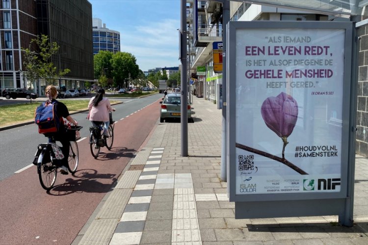 Hollanda'da halka Kur'an-ı Kerim'den ayet ile destek