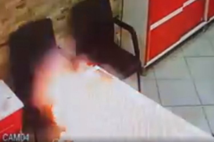 Manisa'da cep telefonunun bataryası bomba gibi patladı