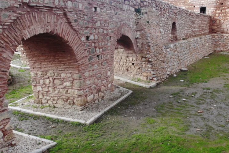 Bursa'da 2 bin yıllık Roma surlarını spreyle boyayıp, yanında ateş yaktılar