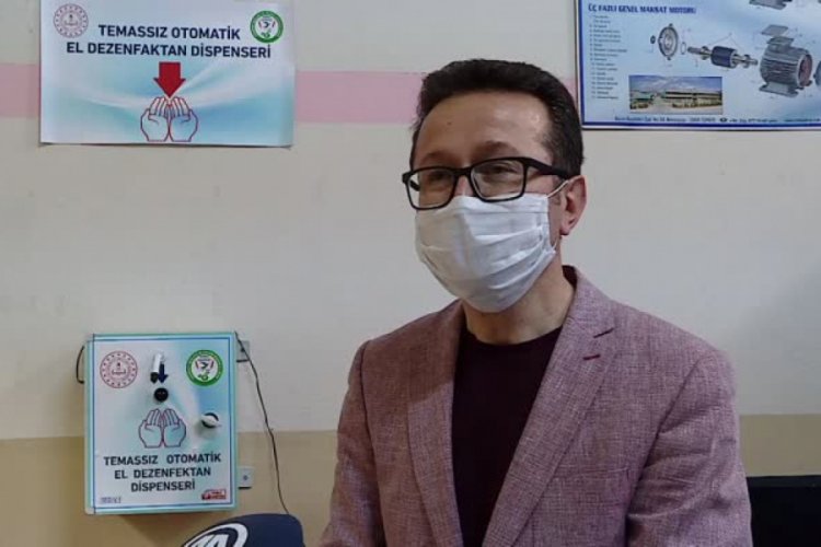 Bursa'da meslek lisesi &ouml;ğretmenlerinin &uuml;rettiği "temassız" el dezenfektan cihazı ilgi g&ouml;r&uuml;yor