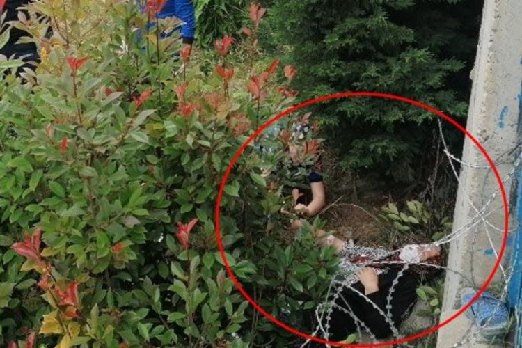 Yaşlı kadın 3 metrelik istinat duvarından d&uuml;şt&uuml;!