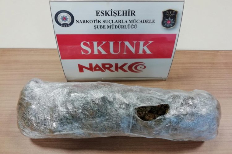 Polisin ş&uuml;phelenerek durdurduğu aracın torpido g&ouml;z&uuml;nden uyuşturucu &ccedil;ıktı