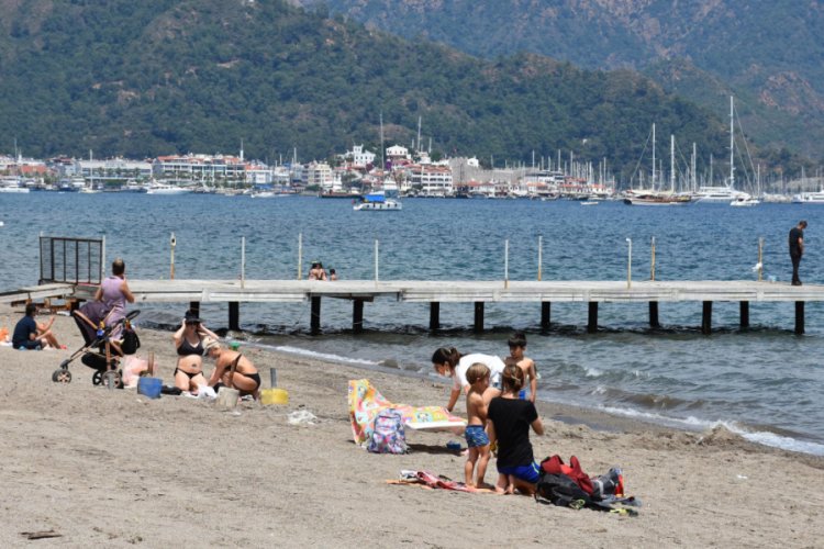 Marmaris'te g&uuml;neşi g&ouml;ren sahile koştu