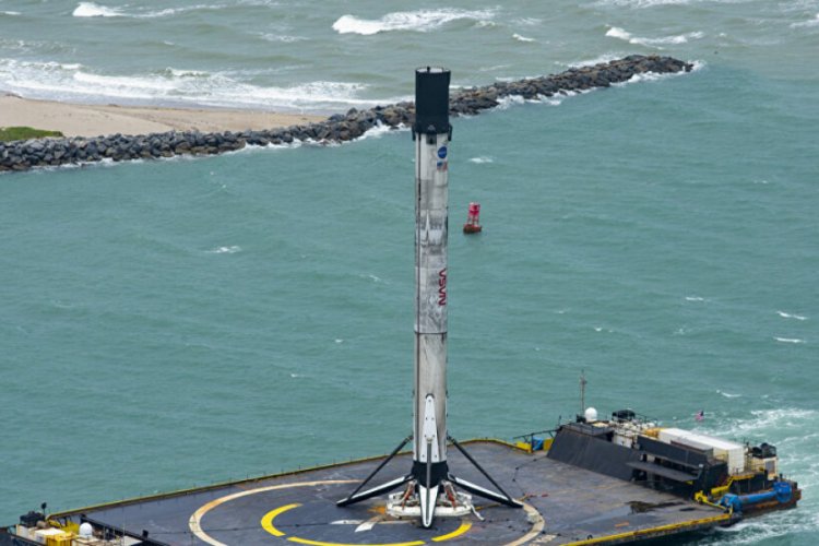 SpaceX'in tarihi fırlatışı ger&ccedil;ekleştiren yeniden kullanılabilir roketi karaya ulaştı