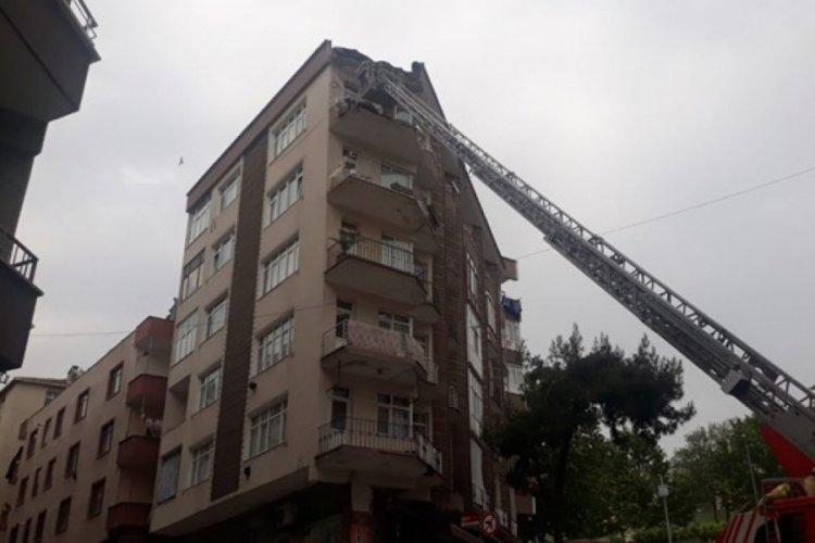 5 katlı binanın terasında &ccedil;&ouml;kme