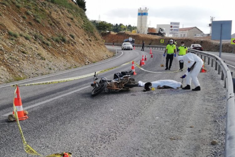 Virajı alırken devrilen motosikletin s&uuml;r&uuml;c&uuml;s&uuml; hayatını kaybetti